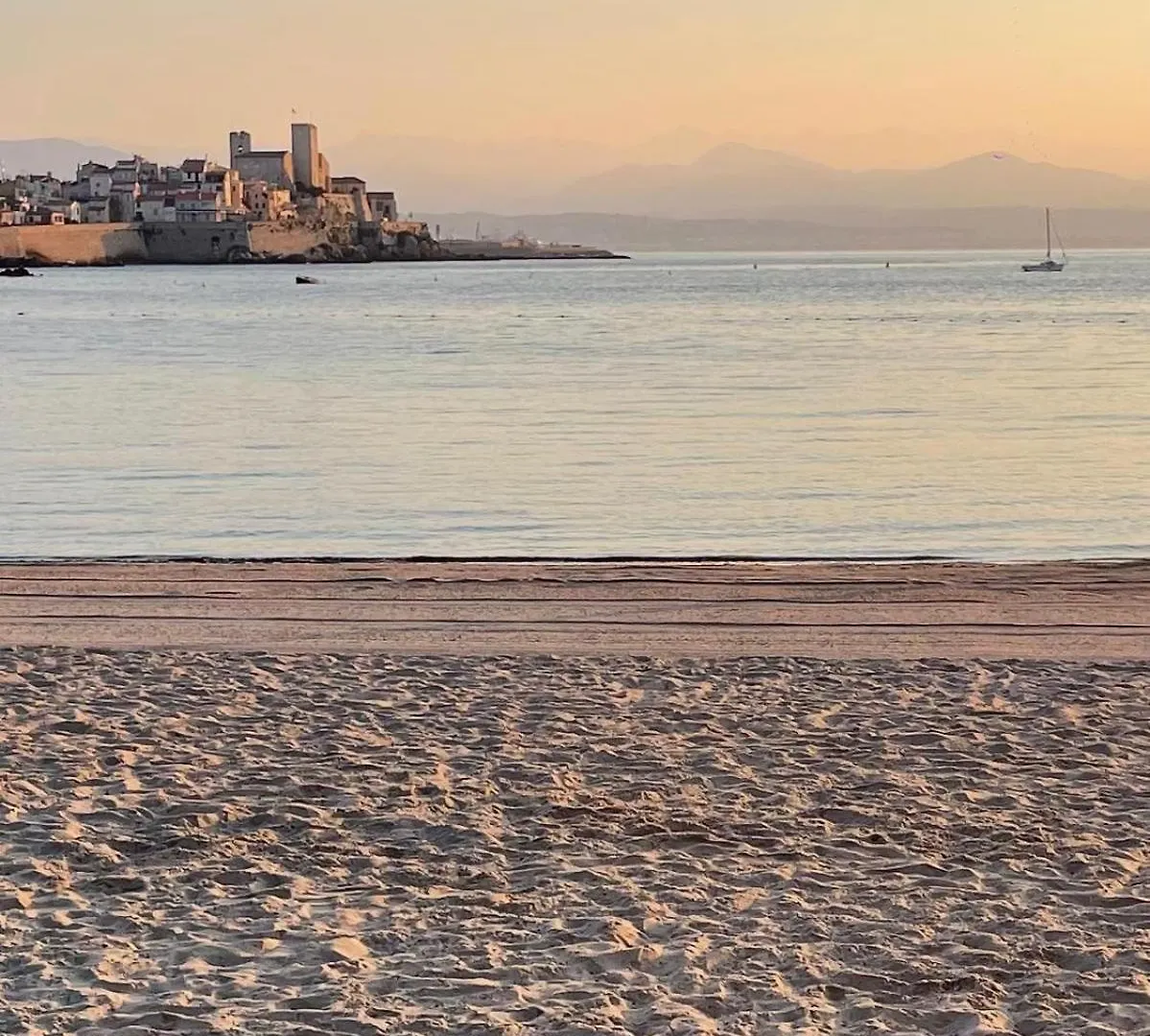 Family Apartment - Fully Equipped, Close To Sandy Beaches & Restaurants, Pool, Balcony, Garage Antibes 0*,  France