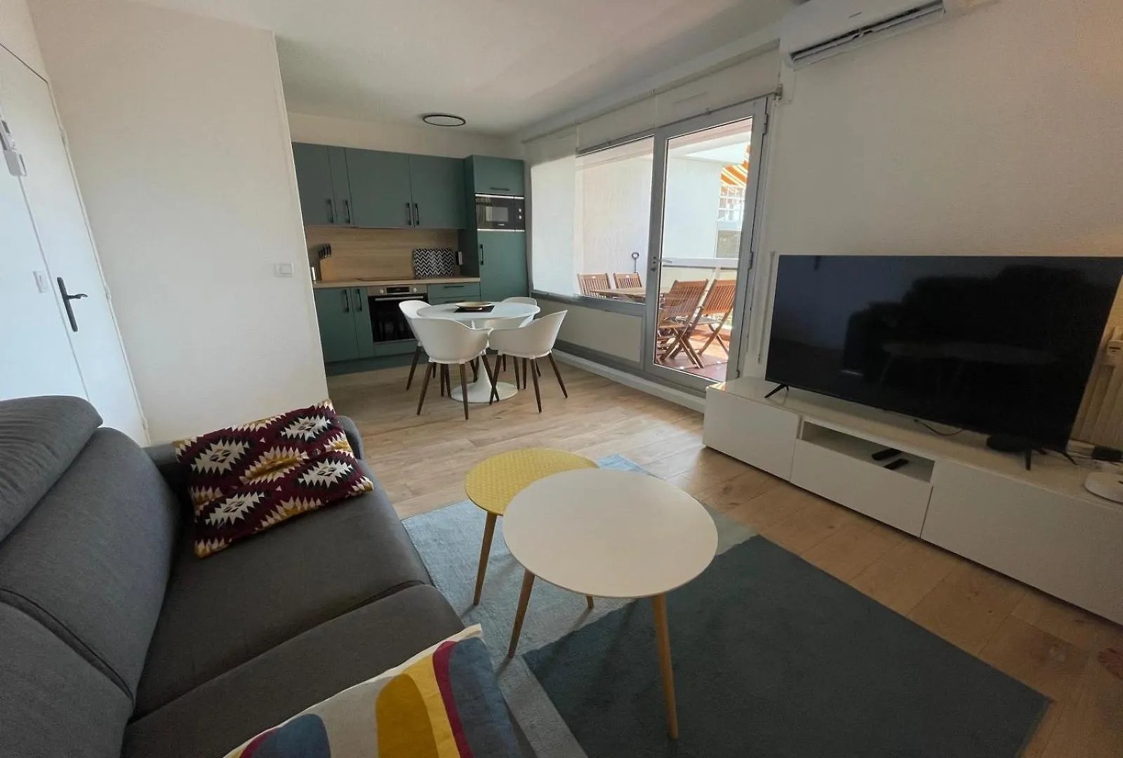 Family Apartment - Fully Equipped, Close To Sandy Beaches & Restaurants, Pool, Balcony, Garage Antibes France