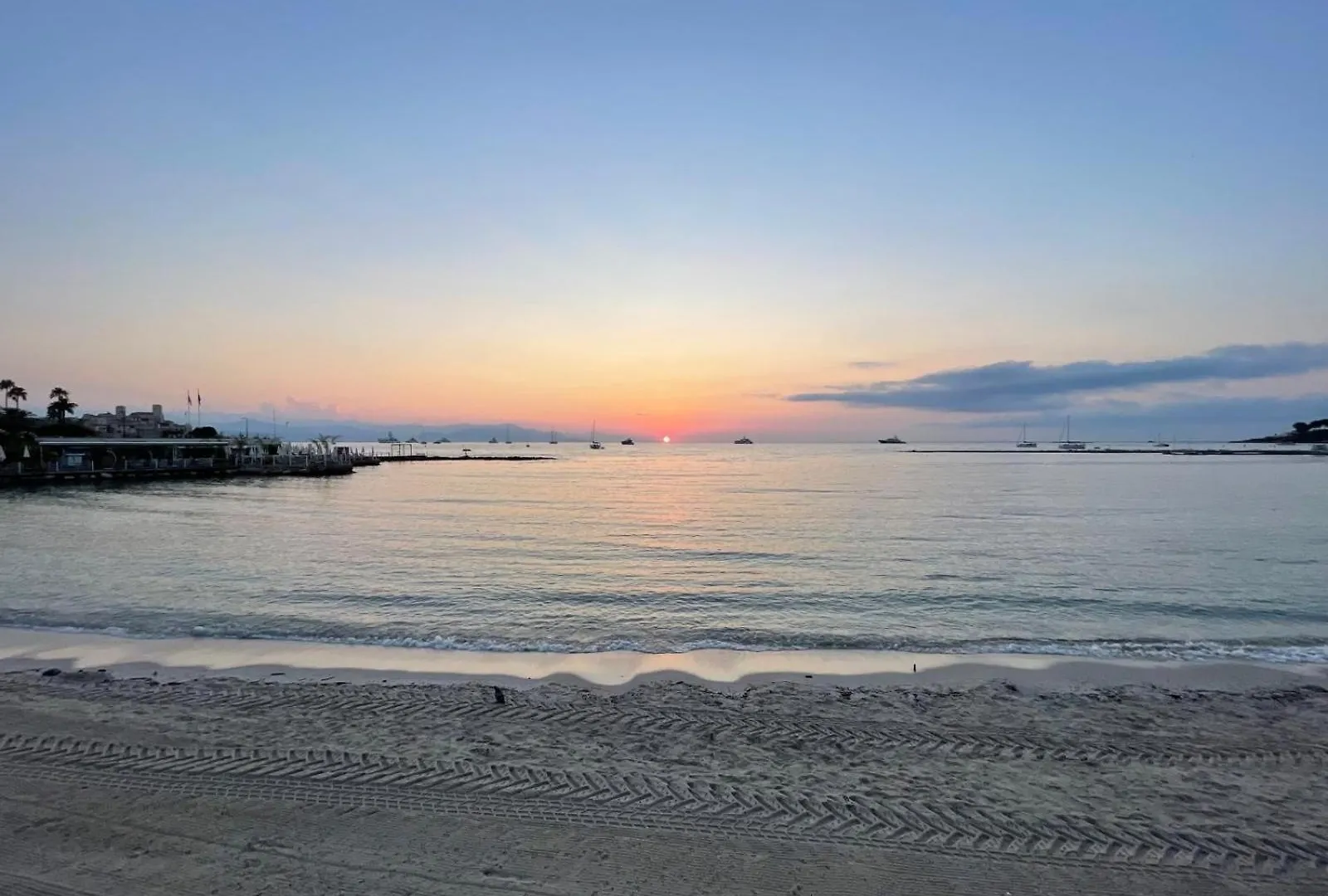 Family Apartment - Fully Equipped, Close To Sandy Beaches & Restaurants, Pool, Balcony, Garage Antibes France
