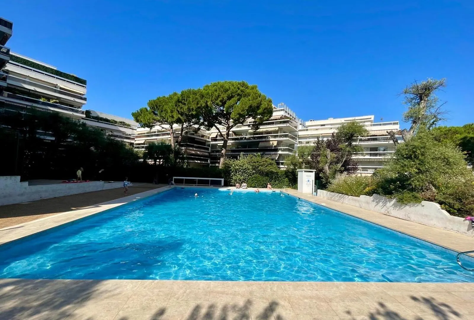 Family Apartment - Fully Equipped, Close To Sandy Beaches & Restaurants, Pool, Balcony, Garage Antibes