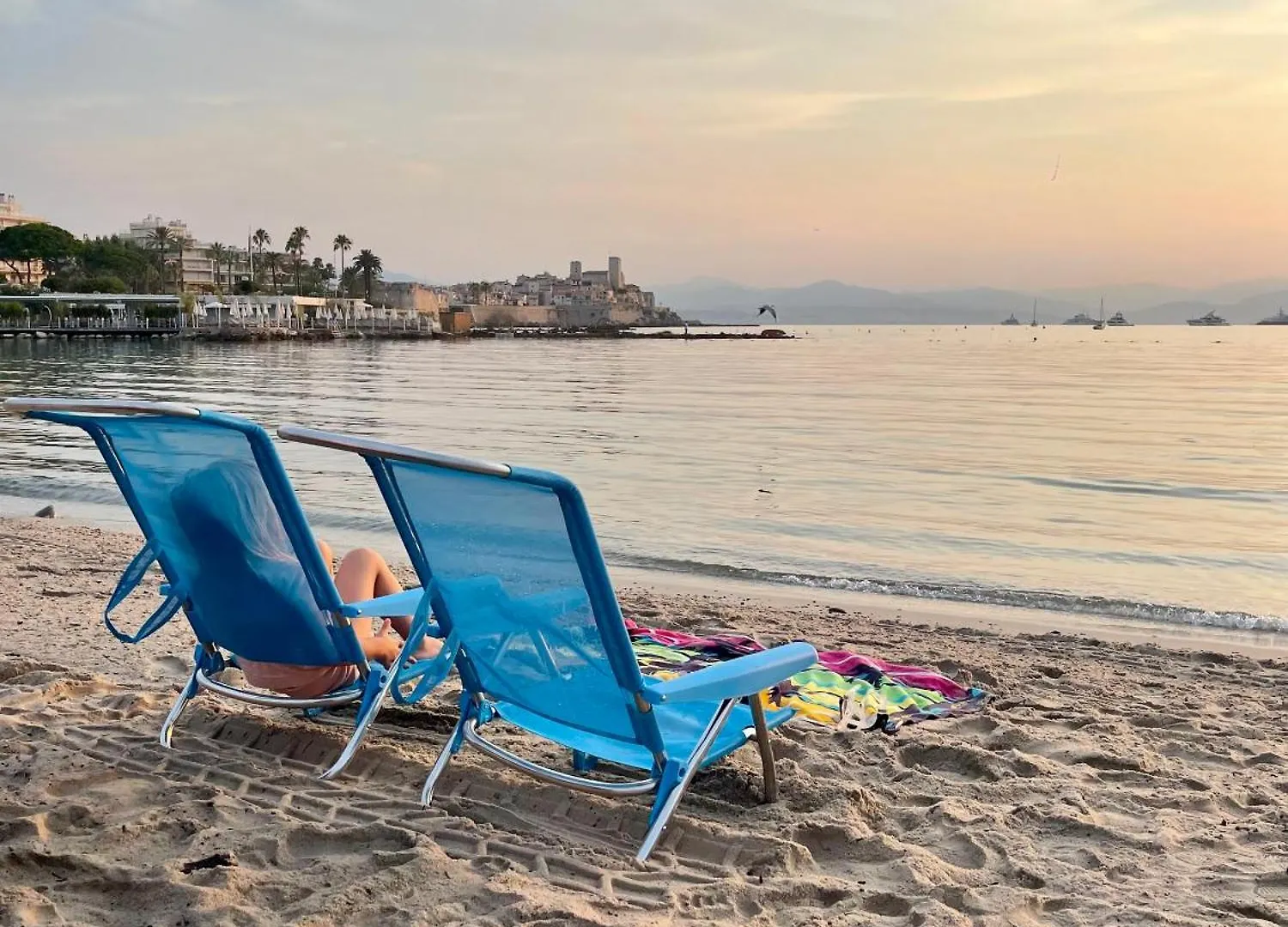 Family Apartment - Fully Equipped, Close To Sandy Beaches & Restaurants, Pool, Balcony, Garage Antibes