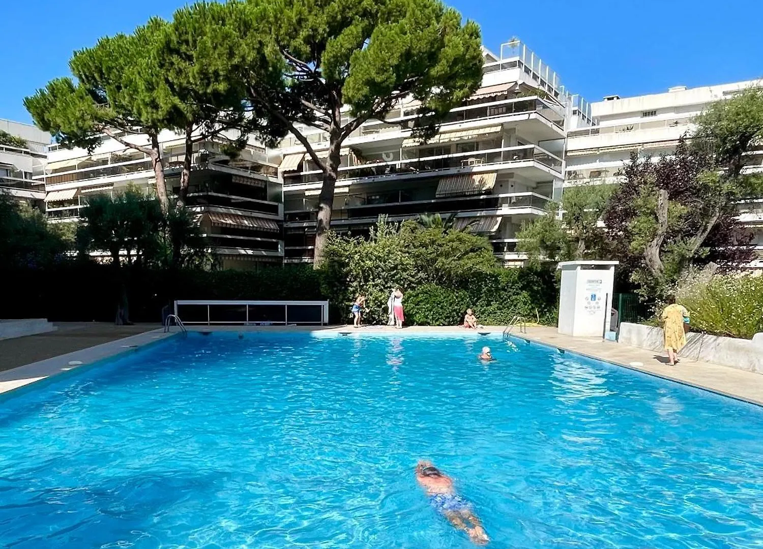 Family Apartment - Fully Equipped, Close To Sandy Beaches & Restaurants, Pool, Balcony, Garage Antibes