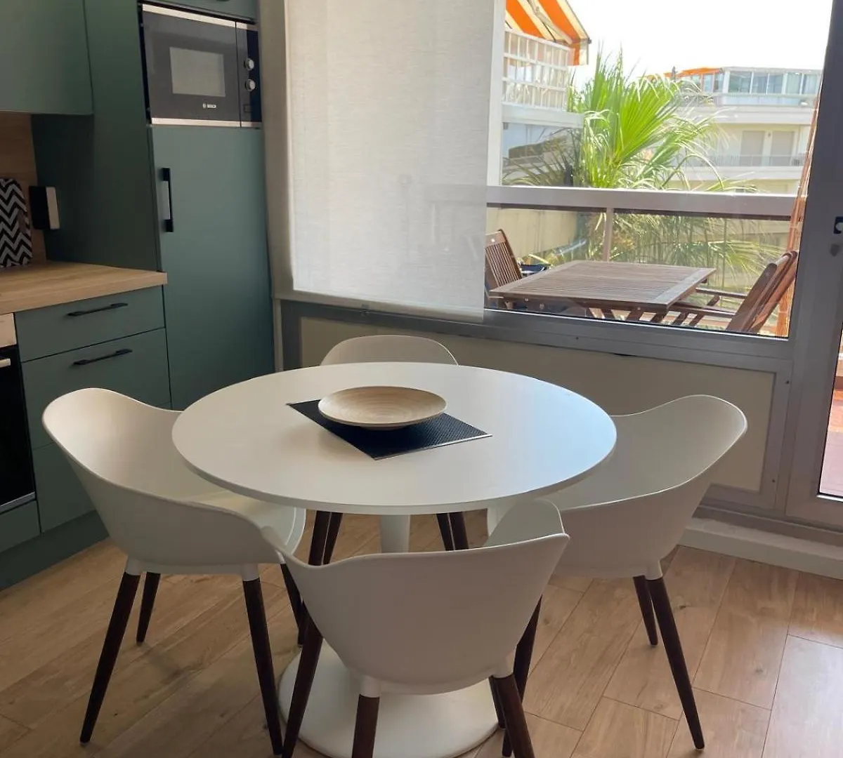 Family Apartment - Fully Equipped, Close To Sandy Beaches & Restaurants, Pool, Balcony, Garage Antibes