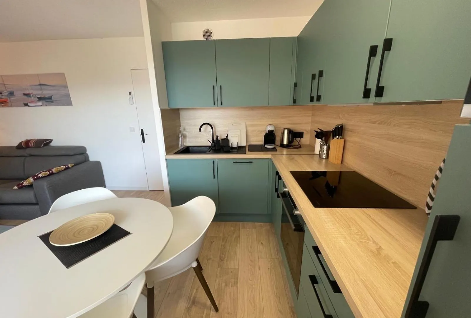 Family Apartment - Fully Equipped, Close To Sandy Beaches & Restaurants, Pool, Balcony, Garage Antibes