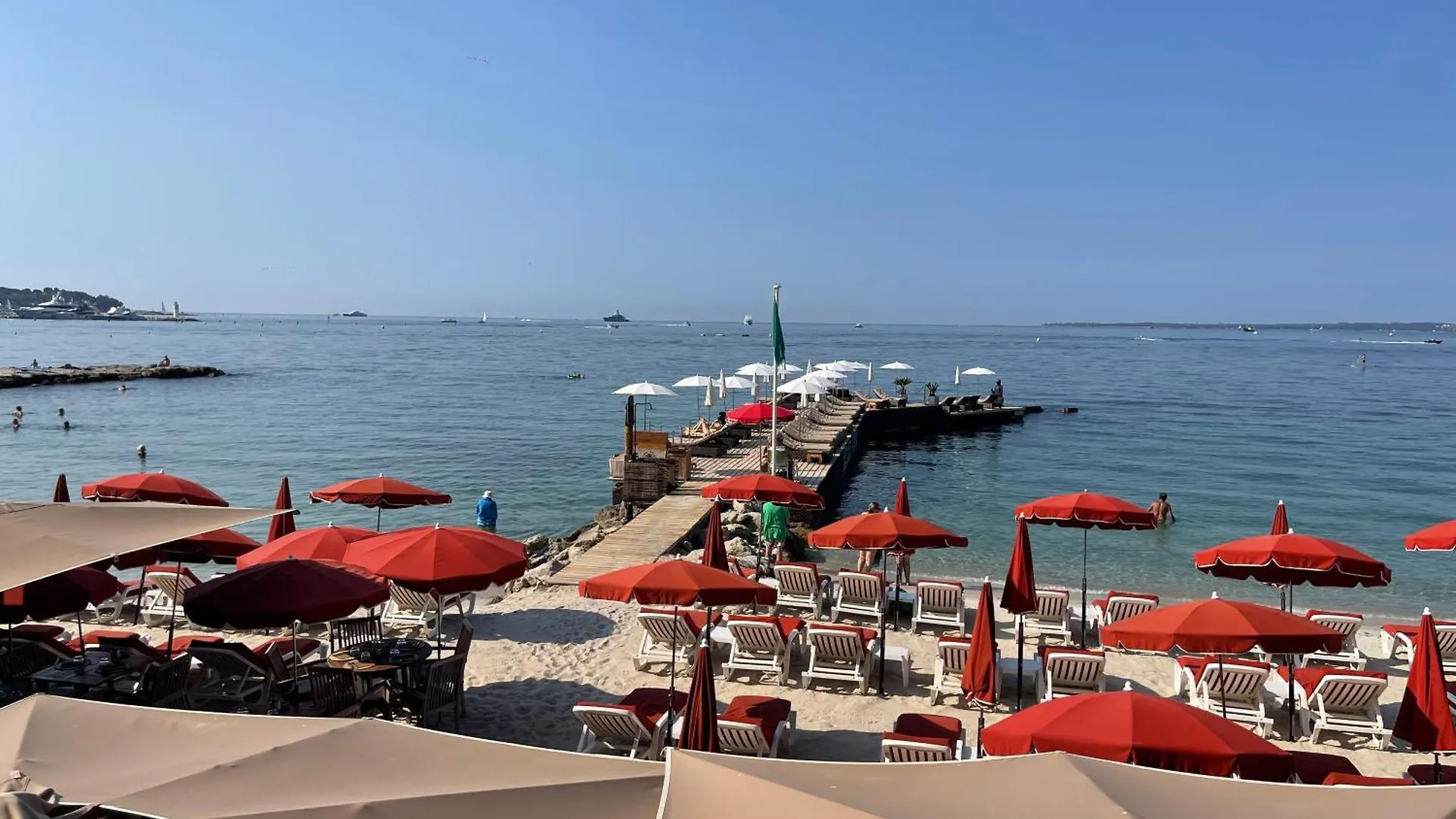Family Apartment - Fully Equipped, Close To Sandy Beaches & Restaurants, Pool, Balcony, Garage Antibes